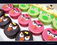 Čokoládou potažené dětské dezerty s motivem Angry Birds.